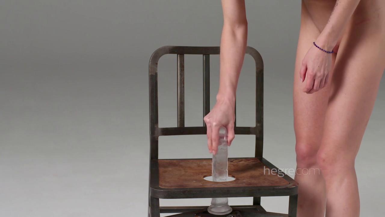 Голая худая девица вибратором дарит себе удовольствие